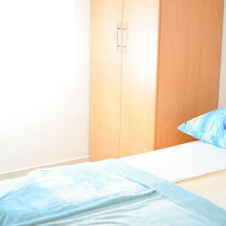 Apartmani Prvi Red Do Mora Pag Town Luaran gambar