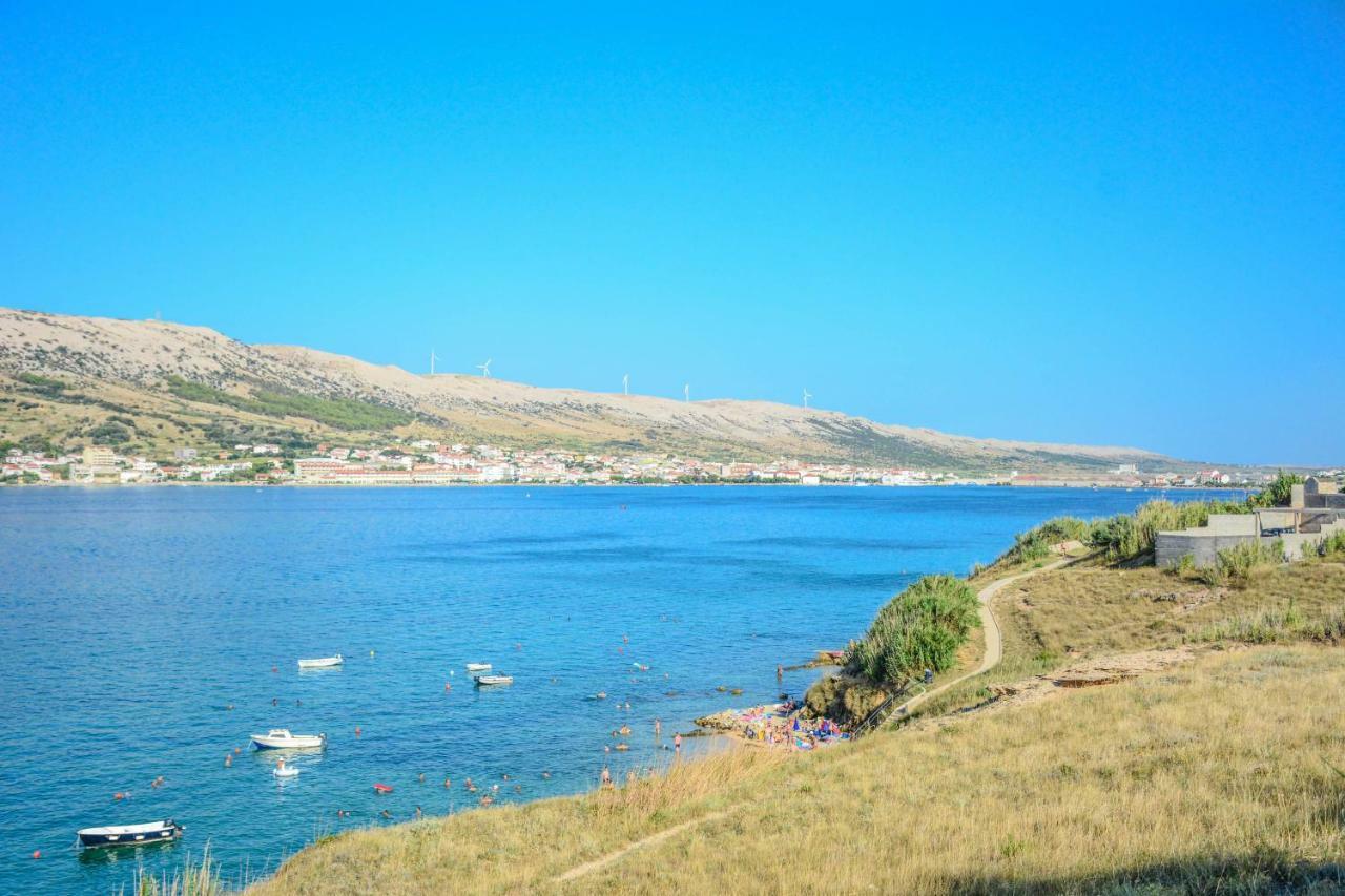 Apartmani Prvi Red Do Mora Pag Town Luaran gambar