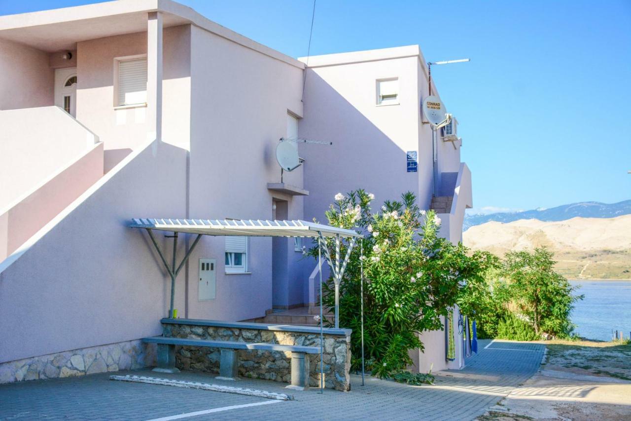 Apartmani Prvi Red Do Mora Pag Town Luaran gambar