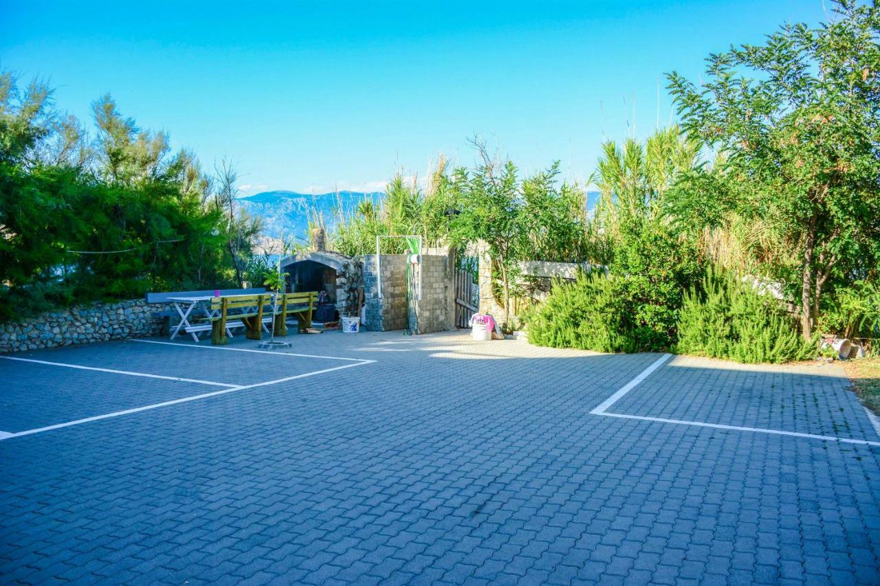 Apartmani Prvi Red Do Mora Pag Town Luaran gambar