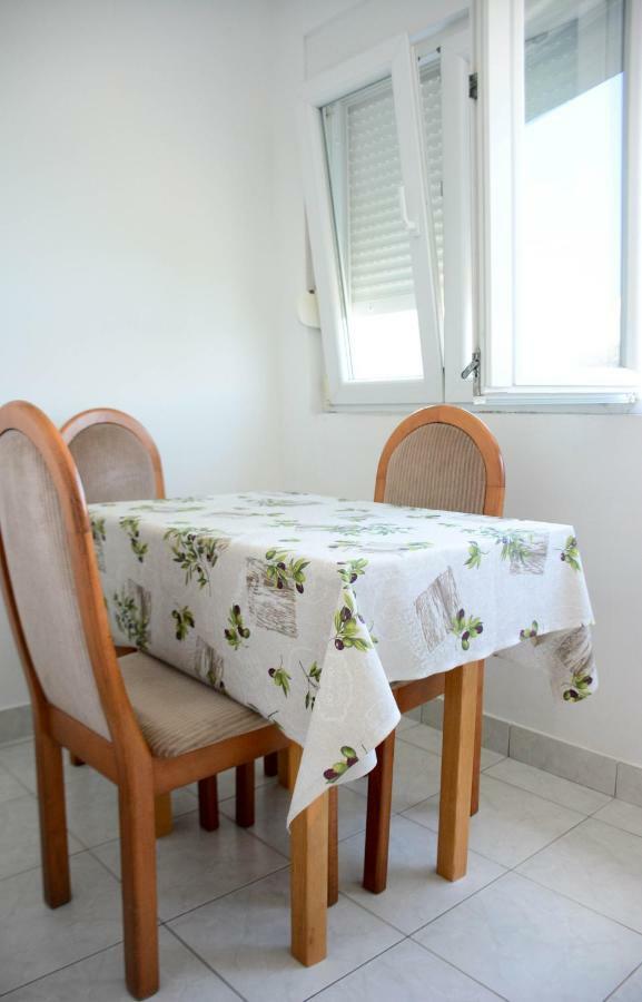 Apartmani Prvi Red Do Mora Pag Town Luaran gambar