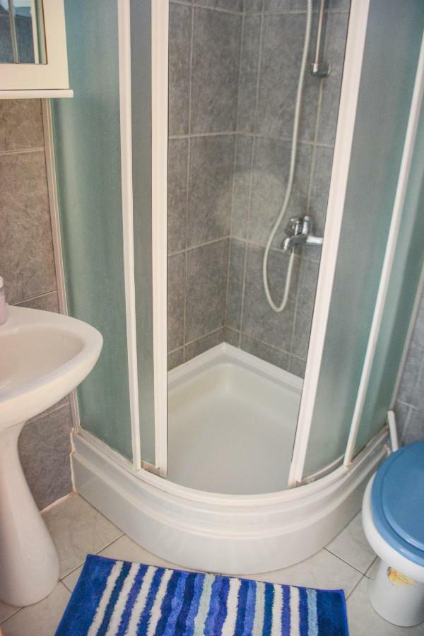 Apartmani Prvi Red Do Mora Pag Town Luaran gambar