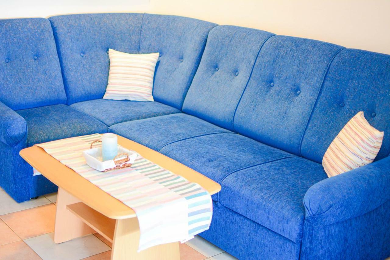 Apartmani Prvi Red Do Mora Pag Town Luaran gambar