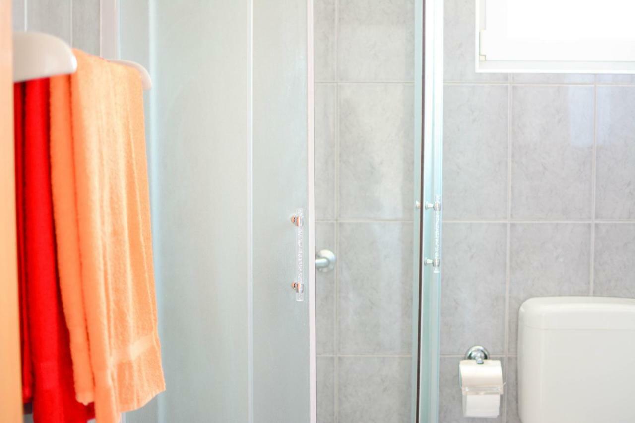 Apartmani Prvi Red Do Mora Pag Town Luaran gambar