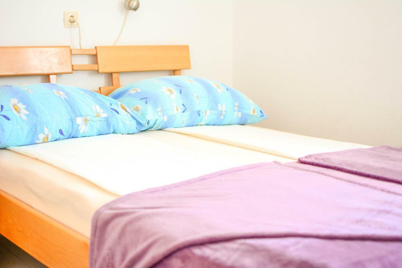 Apartmani Prvi Red Do Mora Pag Town Luaran gambar