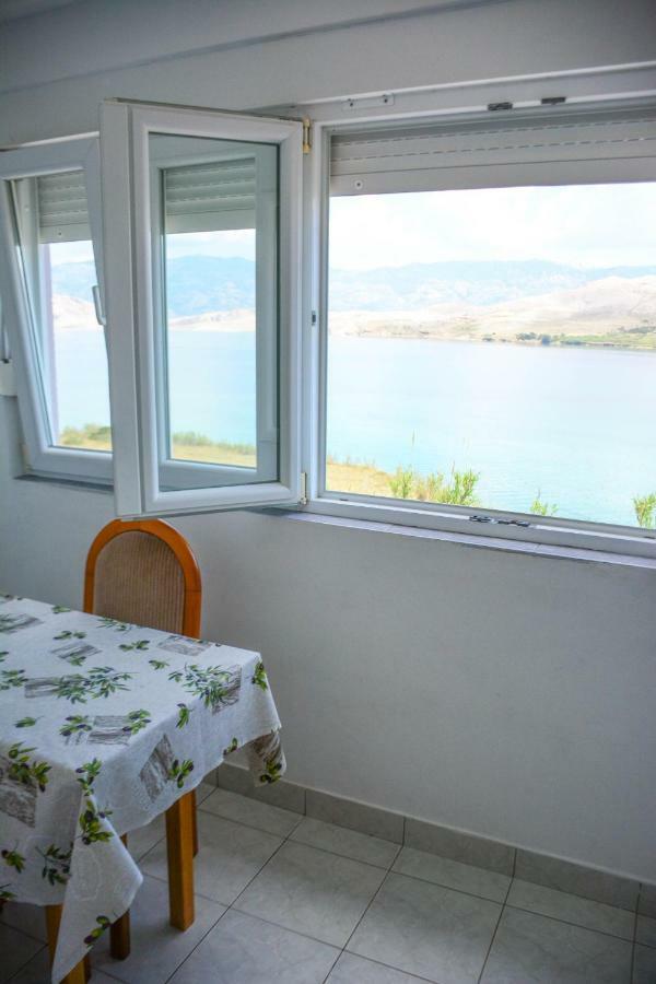 Apartmani Prvi Red Do Mora Pag Town Luaran gambar
